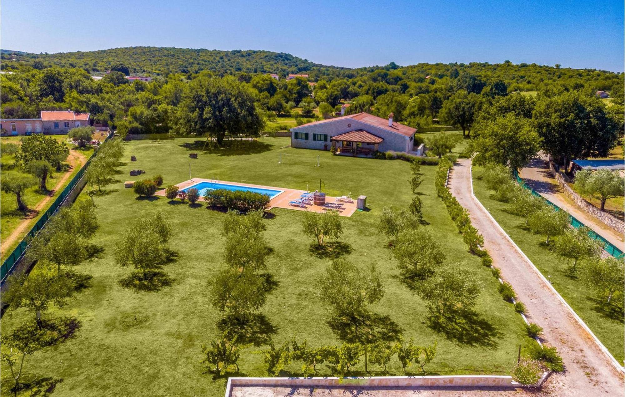 Vikendica Pet Friendly In With Kitchen Rovinj
