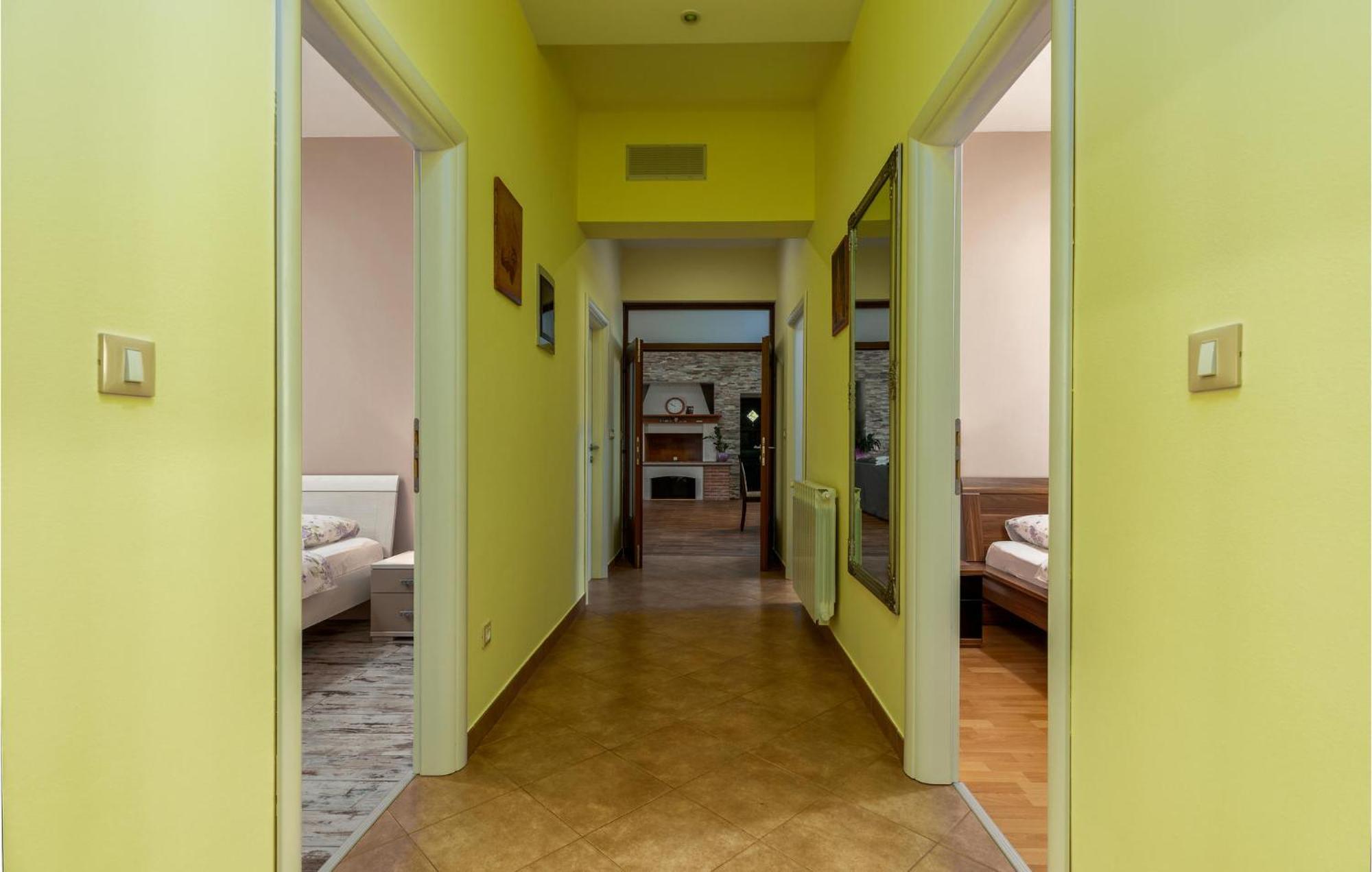 Pet Friendly In With Kitchen